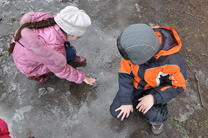 Одна из любимых детских забав (да и взрослых тоже) — ломать корку льда